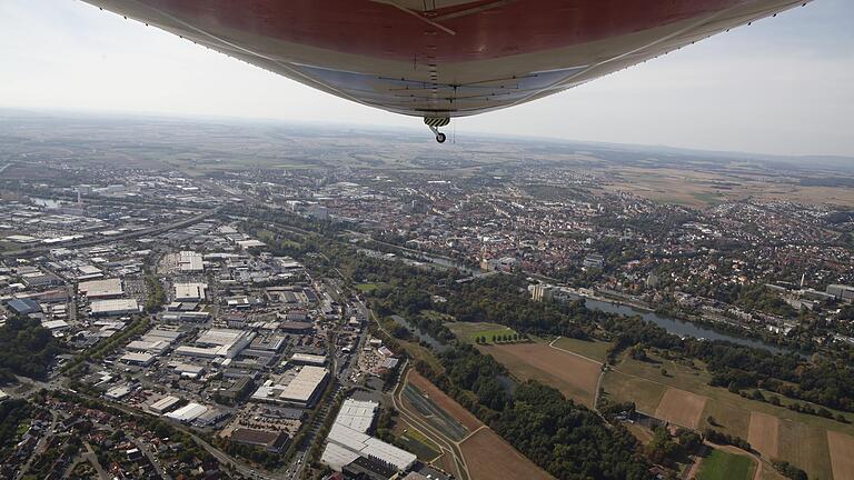 Ein Bild sagt mehr als tausend Worte: Auf dieser Luftaufnahme aus einem Zeppelin ist die große Fläche an Gewerbegebiet im Maintal im Verhältnis zur restlichen Schweinfurter Stadtfläche auf der anderen Mainseite zu sehen. Das illustriert auch die große Abhängigkeit der Stadt von der Gewerbesteuer.