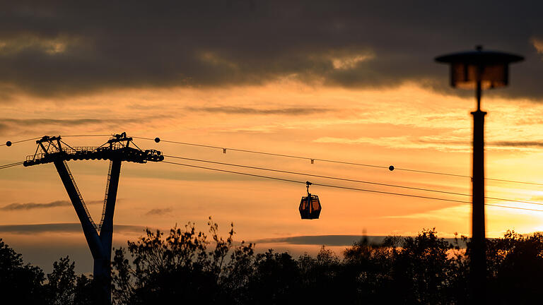 So hätte es aussehen können in Bad Neustadt: Eine Seilbahn, die von der Stadt hoch zum Campus führt. Doch das Symbolbild zeigt eine Szene aus Berlin. In der Kreisstadt wurden die hochfliegenden Pläne vorerst begraben.