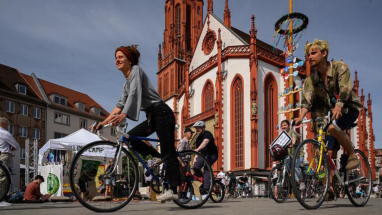 Knapp 40 junge Menschen starteten am Freitag mit einem sogenannten 'Critical Mass Ride' am unteren Markt in Würzburg ein Klimacamp. Es stand unter dem Motto '24 Stunden für eine klimagerechtere Welt'.