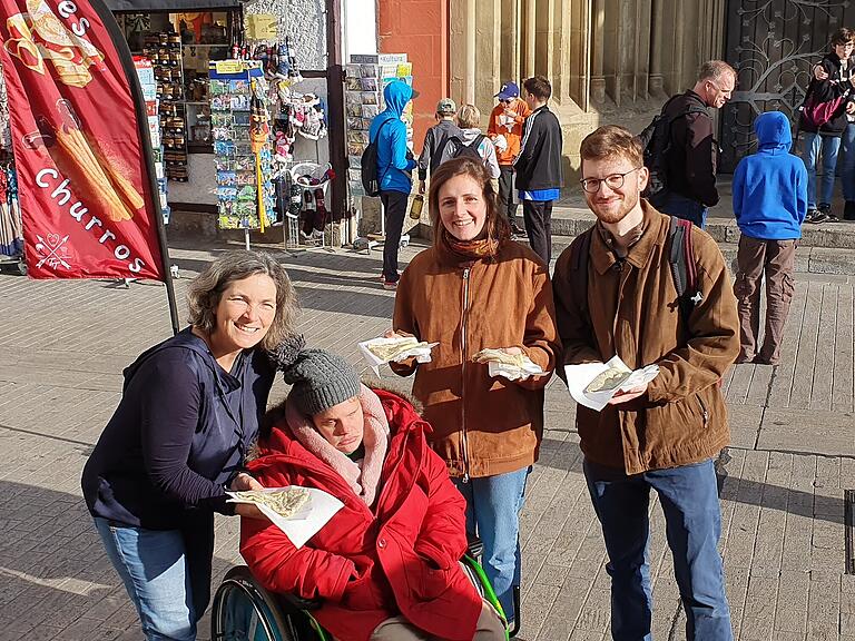 Die Landtagsabgeordnete&nbsp; der Grünen, Kerstin Celina, begleitete Victoria Vogt einen Tag lang, um sich ein Bild von einem inklusiven Alltag machen zu können. Zusammen mit den Assistenten Lisa Schopf und Christoph Götz ging es zum Crêpes-Essen auf den Würzburger Marktplatz.&nbsp;