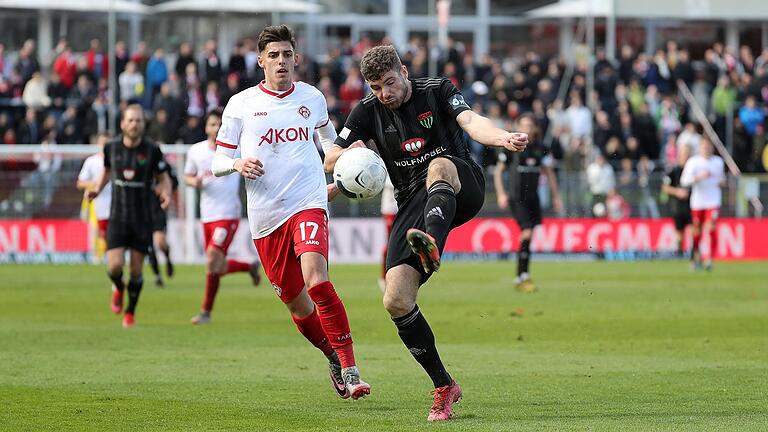 Jacob Engel (rechts) vom FC 05 Schweinfurt behauptet den Ball vor Ivan Franjic von den Würzburger Kickers. Mehr als 4900 Menschen sahen in der Fußball-Regionalliga das Derby zwischen Würzburg und Schweinfurt in der vergangenen Saison – nur zwei der insgesamt 380 Saisonspiele waren besser besucht. Jacob Engel (rechts) vom FC 05 Schweinfurt behauptet den Ball vor Ivan Franjic von den Würzburger Kickers. Mehr als 4900 Menschen sahen in der Fußball-Regionalliga das Derby zwischen Würzburg und Schweinfurt in der vergangenen Saison – nur zwei der insgesamt 380 Saisonspiele waren besser besucht.