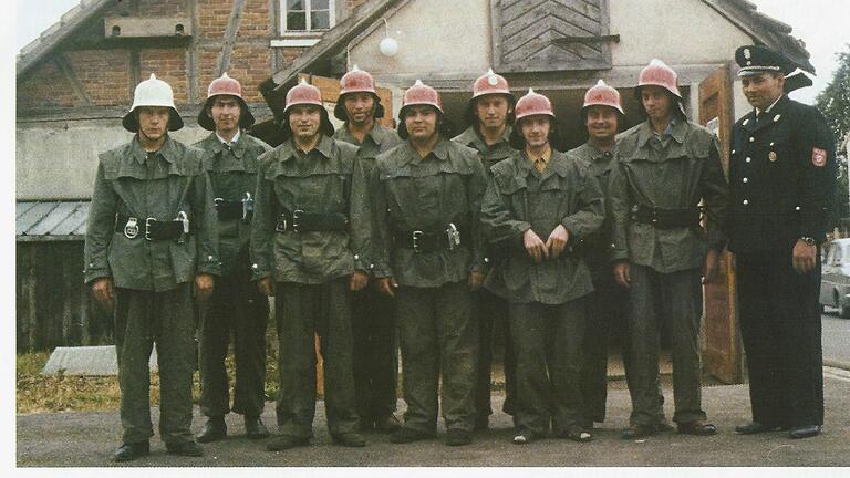 Die erste Leistungsprüfung für das goldene Ehrenabzeichen bestanden im Juli 1969 (von links) Ernst Grimmer, Ludwig Dirauf, Friedrich Müller, Josef Müller, Wolfgang Krug, Otmar Müller, Oskar Meißner, Elmar Kleinhenz und Manfred Kupfer. Rechts Kommandant Albin Lang.