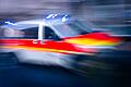 Notarzt im Blaulicht-Einsatz       -  Nach dem Arbeitsunfall wird der Mann in ein Krankenhaus gebracht. (Symbolbild)