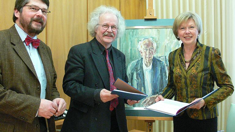 Februar 2007: Erich Schneider, damals Leiter der Sammlungen der Stadt Schweinfurt, Sammler Joseph Hierling und Gudrun Grieser, damals Oberbürgermeisterin, unterzeichnen den Leihvertrag. Im Hintergrund ein Selbstporträt Franz Franks, Beispiel für Expressiven Realismus. Februar 2007: Erich Schneider, damals Leiter der Sammlungen der Stadt Schweinfurt, Sammler Joseph Hierling und Gudrun Grieser, damals Oberbürgermeisterin, unterzeichnen den Leihvertrag. Im Hintergrund ein Selbstporträt Franz Franks, Beispiel für Expressiven Realismus. 