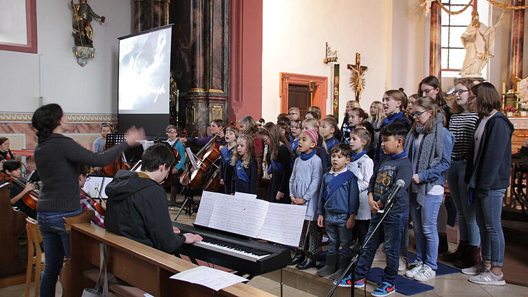 Beim Frühlingskonzert in der Lengfurter Kirche sang der Kinder- und Jugendchor zu den Celliklängen des Ensembles &quot;animaCello&quot;, begleitet von Luka Willms am Klavier.