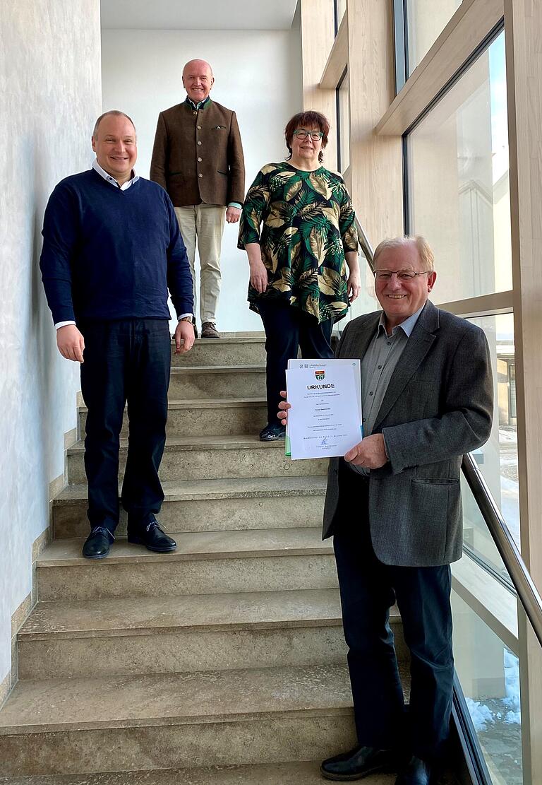 Der alte und der neue Schulleiter: Im Bild (von rechts) Professor Ernst Oestreicher, Brigitte Schmidt (stellvertretende Schulleitung),&nbsp;Landrat Thomas Habermann und Elmar Sebastian Koch (neuer Schulleiter).