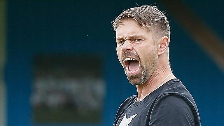 Der Segnitzer Trainer Uli Lauck hatte beim Auswärtsspieltag seiner Mannschaft in Tannheim nicht nur Grund zum Jubeln. Ebenso ärgerte er sich über eine unnötige Niederlage gegen die Gastgeberinnen. Der Segnitzer Trainer Uli Lauck hatte beim Auswärtsspieltag seiner Mannschaft in Tannheim nicht nur Grund zum Jubeln. Ebenso ärgerte er sich über eine unnötige Niederlage gegen die Gastgeberinnen.