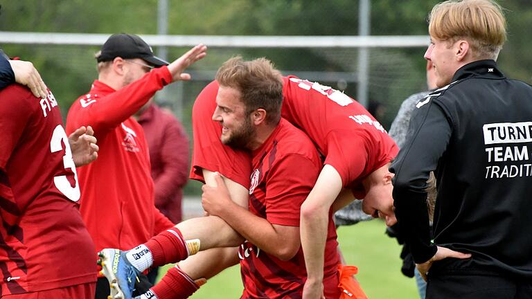 Noch auf dem Sportplatz in Strahlungen starteten die Turner ihre lange Partynacht. Noch auf dem Sportplatz in Strahlungen starteten die Turner ihre lange Partynacht.