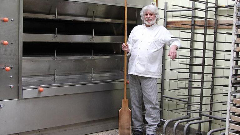 Das letzte Brot ist gebacken: Peter Kupfer steht vor dem leeren Backofen, den er jahrzehntelang befüllte. Das letzte Brot ist gebacken: Peter Kupfer steht vor dem leeren Backofen, den er jahrzehntelang befüllte.