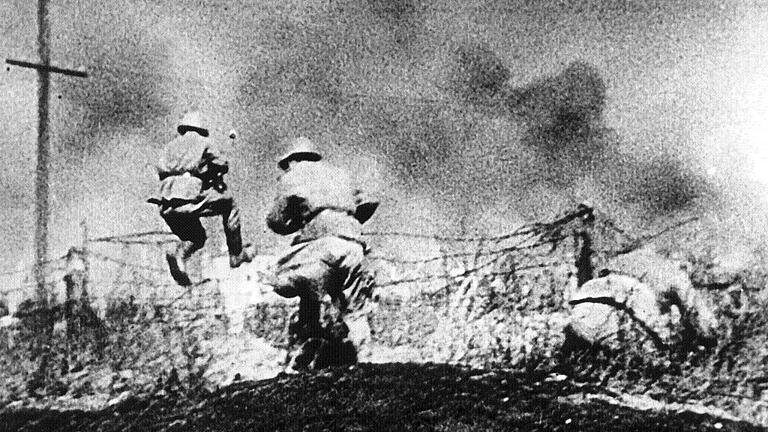 70 Jahre Schlacht von Stalingrad - Angriff einer russischen Einheit 1942 bei Stalingrad. Es wurde das blutigste Gefecht des Zweiten Weltkriegs. Sammler Erich Fries hält die Erinnerung wach. 70 Jahre Schlacht von Stalingrad - Angriff einer russischen Einheit 1942 bei Stalingrad. Es wurde das blutigste Gefecht des Zweiten Weltkriegs. Sammler Erich Fries hält die Erinnerung wach.