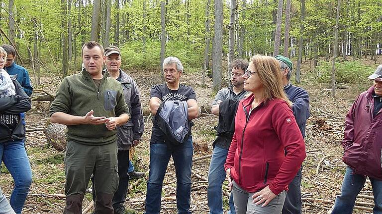 Förster Patrick Valtenmeier (vorne links) und FBG-Geschäftsführerin Birgitt Ulrich (vorne rechts) klärten Waldbesitzer bei einem Waldbegang im Raum Bramberg/Jesserndorf auf.