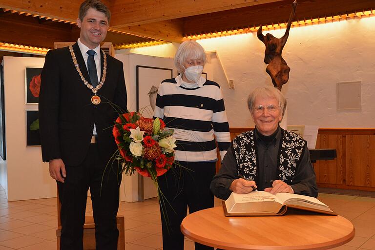 Der neue Mellrichstädter Ehrenbürger Peter Klier beim Eintrag ins Goldene Buch der Stadt gemeinsam mit Ehefrau Ilse und Bürgermeister Michael Kraus. Der neue Mellrichstädter Ehrenbürger Peter Klier beim Eintrag ins Goldene Buch der Stadt gemeinsam mit Ehefrau Ilse und Bürgermeister Michael Kraus.