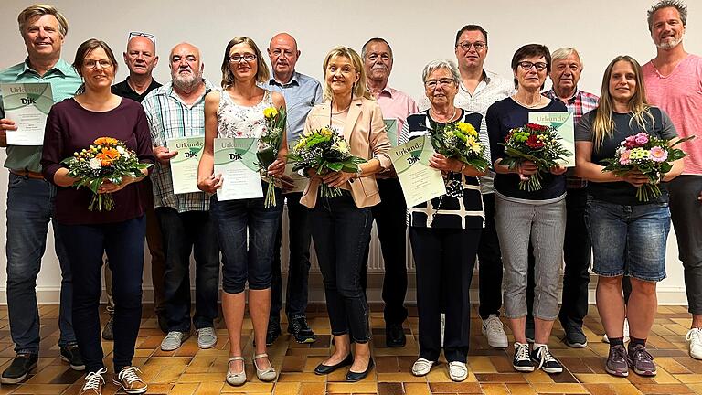 Zahlreiche Mitglieder wurden für ihre langjährige Vereinstreue geehrt. Für 50 Jahre DJK-Mitgliedschaft wurden ausgezeichnet: Alfred Kober, Renate Gegner, Rudolf Fratz; für 40 Jahre: Roland Konrad, Christel Lechner; für 25 Jahre: Guido Plener, Michael Schutzbier, Thomas Wegner, Melanie Wetterich. Anja Moller wurde für ihr Amt als Gratulantin bei Jubiläen und Geburtstagen geehrt. Zahlreiche Mitglieder wurden für ihre langjährige Vereinstreue geehrt. Für 50 Jahre DJK-Mitgliedschaft wurden ausgezeichnet: Alfred Kober, Renate Gegner, Rudolf Fratz; für 40 Jahre: Roland Konrad, Christel Lechner; für 25 Jahre: Guido Plener, Michael Schutzbier, Thomas Wegner, Melanie Wetterich. Anja Moller wurde für ihr Amt als Gratulantin bei Jubiläen und Geburtstagen geehrt.