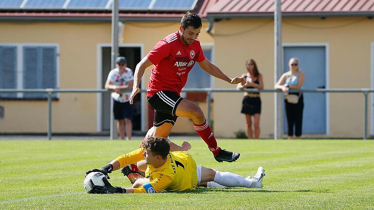 Fabian Reith (oben, hier gegen Rimpars Torwart Robin Michel) hängt seine Fußballschuhe nach dieser Saison fürs Erste an den berühmten Nagel.&nbsp;