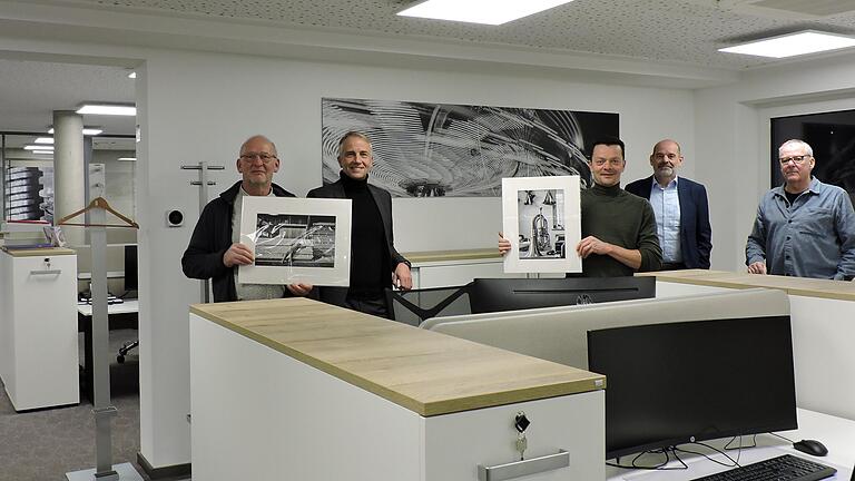 Bei der Präsentation Fotokunst am Arbeitsplatz der Raiffeisenbank Lohr mit dabei vor einer Aufnahme von Fotograf Thomas Kohle bei der Spessartfestwoche (von links): Erich Hilpert (Massenbuch), Bankdirektor Andreas Fella, Josef Gopp (Wiesenfeld), Helmar Ullrich (Raiba) und Fotograf Thomas Kohnle.&nbsp;