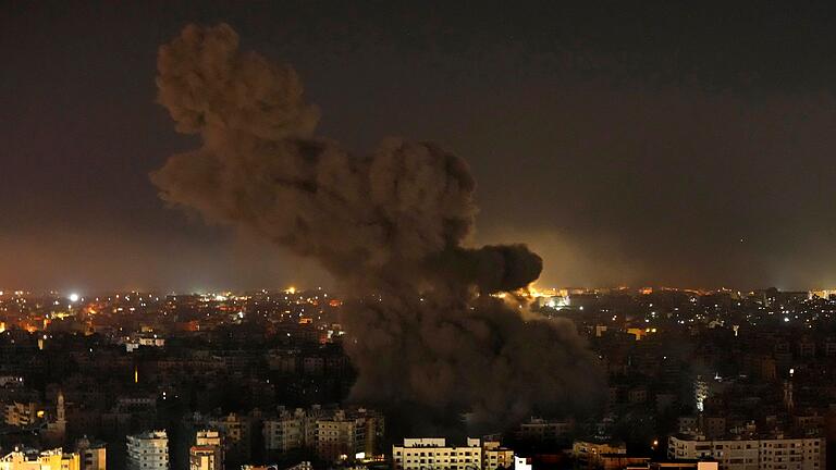 Nahostkonflikt - Libanon       -  Rauch steigt nach einem israelischen Luftangriff in einem Vorort Beiruts auf.