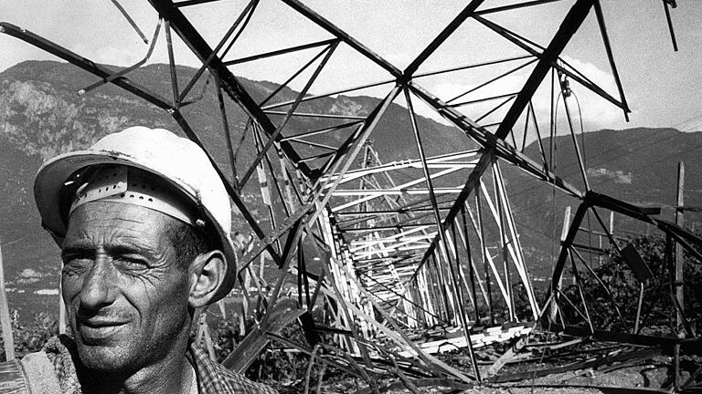 00505757 - Spuren eines schweren Konflikts: Ein italienischer Arbeiter vor einem gesprengten Hochspannungsmast in Bellavista bei Bozen im Juni 1961. 00505757 - Spuren eines schweren Konflikts: Ein italienischer Arbeiter vor einem gesprengten Hochspannungsmast in Bellavista bei Bozen im Juni 1961.