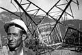 00505757       -  Spuren eines schweren Konflikts:  Ein italienischer Arbeiter vor einem gesprengten Hochspannungsmast in Bellavista bei Bozen im Juni 1961.