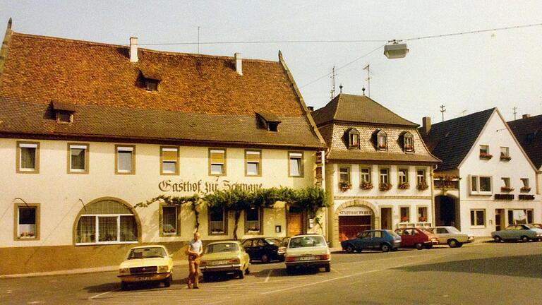 Im Jahr 1971 vermietete Brauereibesitzer und Gastwirt Paul Wehner sein Nebengebäude (Mitte) in der Rügshöfer Straße an die Stadtbücherei. Damals war die Phase, als der historische Floriansbrunnen eingelegt worden war, um mehr Parkplätze zu schaffen.