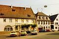 Im Jahr 1971 vermietete Brauereibesitzer und Gastwirt Paul Wehner sein Nebengebäude (Mitte) in der Rügshöfer Straße an die Stadtbücherei. Damals war die Phase, als der historische Floriansbrunnen eingelegt worden war, um mehr Parkplätze zu schaffen.