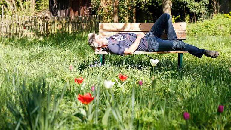 So lässt sich der Garten natürlich auch nutzen: Entspannt auf der Gartenbank die Sonne genießen. So lässt sich der Garten natürlich auch nutzen: Entspannt auf der Gartenbank die Sonne genießen.