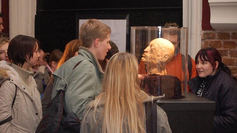 Die Ausstellung „Der menschliche Körper – lernen von den Toten“ hat sich der Aufgabe gewidmet, anatomisches Wissen an Interessierte – insbesondere an Schulklassen der Stufen sechs bis zwölf – zu vermitteln. Die Ausstellung „Der menschliche Körper – lernen von den Toten“ hat sich der Aufgabe gewidmet, anatomisches Wissen an Interessierte – insbesondere an Schulklassen der Stufen sechs bis zwölf – zu vermitteln.