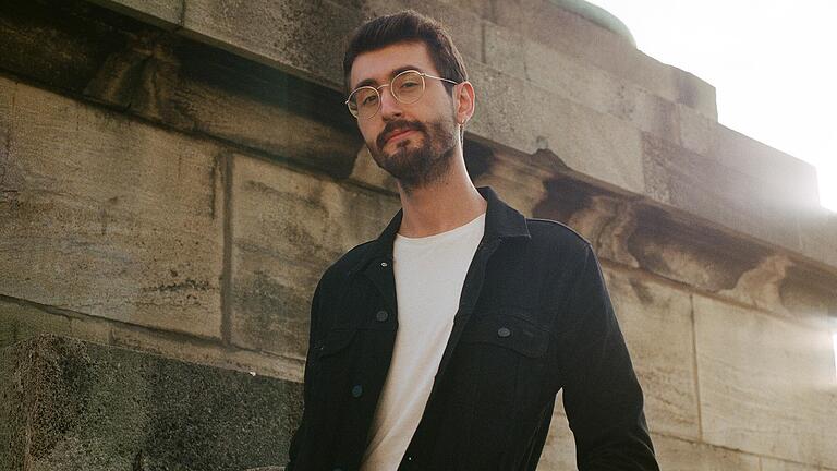 Barış Yüksel arbeitet ehrenamtlich seit vielen Jahren beim Bündnis Demokratie und Zivilcourage und organisiert die Würzburger Woche gegen Rassismus. Barış Yüksel arbeitet ehrenamtlich seit vielen Jahren beim Bündnis Demokratie und Zivilcourage und organisiert die Würzburger Woche gegen Rassismus.