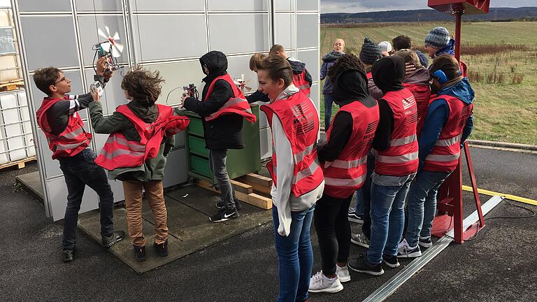 Die Junior Ingenieure des BNG testen ihre Turbinen im Windkanal der Firma Warema.