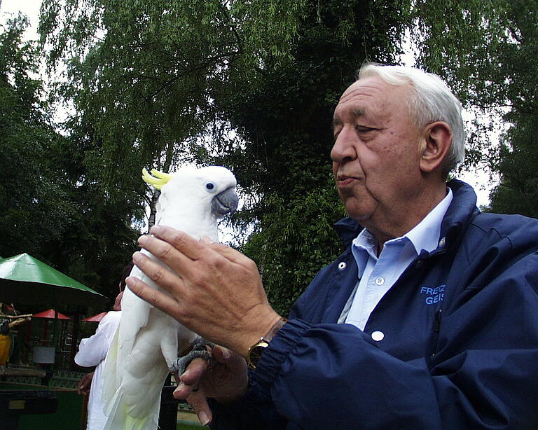 Ernst Mensinger auf einem Foto aus dem Jahr 2006 mit Vogel: 1969 den Vogel-Pony-Märchen-Park, aus dem später das Geiselwinder Freizeit-Land wurde. Mensinger starb 2017 im Alter von 82 Jahren. Ernst Mensinger auf einem Foto aus dem Jahr 2006 mit Vogel: 1969 den Vogel-Pony-Märchen-Park, aus dem später das Geiselwinder Freizeit-Land wurde. Mensinger starb 2017 im Alter von 82 Jahren. 