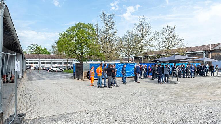 Das Gelände im Bischwinder Weg in Rügshofen teilen sich der Betriebsdienst der Staatlichen Straßenmeisterei (Fahrzeughallen im Hintergrund und rechts im Bild) und die Ausbildungsstätte für Straßenwärterinnen und -wärter.