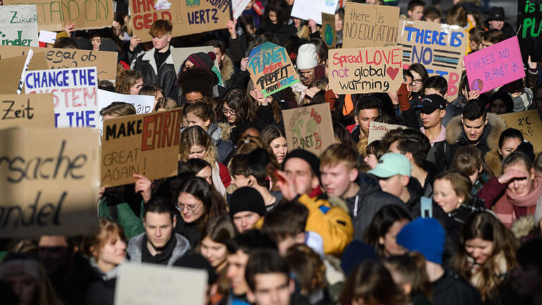 Um die 1000 Schüler demonstrierten in der Würzburger Innenstadt gegen den Klimawandel und dessen Folgen. Für einige Schüler hagelte es nun Verweise.