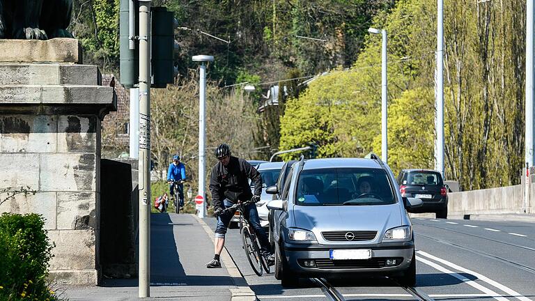 Ein typisches Bild: Für Radfahrer wird's oft eng und gefährlich auf der Löwenbrücke. Viele fahren deshalb auf dem schmalen Gehweg.&nbsp;