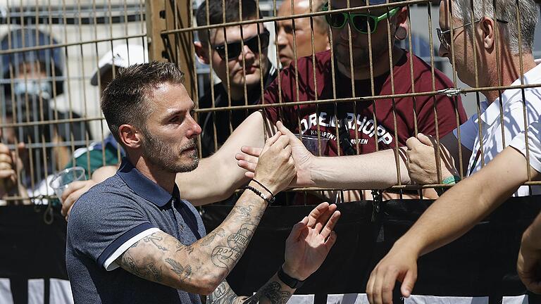 Mit Tränen in den Augen bedankte sich Trainer Tobias Strobl bei den Fans des FC 05 Schweinfurt für die Unterstützung. Anschließend ließ er seinen Gefühlen freien Lauf.