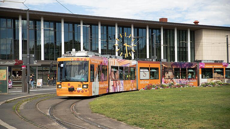 An der Haltestelle auf der Westseite des Kiliansbrunnens vor dem Würzburger Hauptbahnhof sollen bald zwei Straßenbahnen nebeneinander halten können An der Haltestelle auf der Westseite des Kiliansbrunnens vor dem Würzburger Hauptbahnhof sollen bald zwei Straßenbahnen nebeneinander halten können
