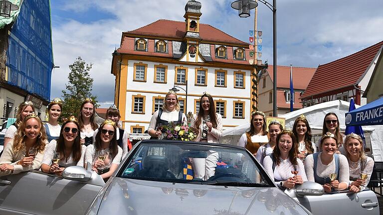 Angeführt von der fränkischen Weinkönigin Lisa Lehritter und der Röttinger Weinprinzessin Anika I. ging bei der Rundfahrt in sechs Cabrios von einem Weinhof zum anderen.