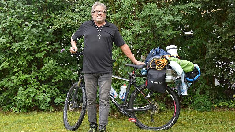 Der Westheimer Künstler Hannes Betz fährt mit dem Rad nach Rom, um Spenden für die 'Haßfurter Tafel' zu sammeln.