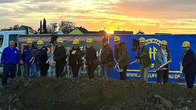 Am Bildacker wird schon bald gebaut (von links): Bernd Kirchner und Martin Pfeuffer (Bauunternehmung Johann Pfeuffer), Marc Huber, Heiko Drexel und Roland Polster (Gemeinderäte), Bürgermeister Gunther Ehrhardt, Matthias Hofmann (ARZ Ingenieure),
Robert Hammerand (KFB Baumanagement), Tobias Schneider (ARZ Ingenieure) und die Gemeinderätinnen Simone Köller-Hörner und Doris Krämer.