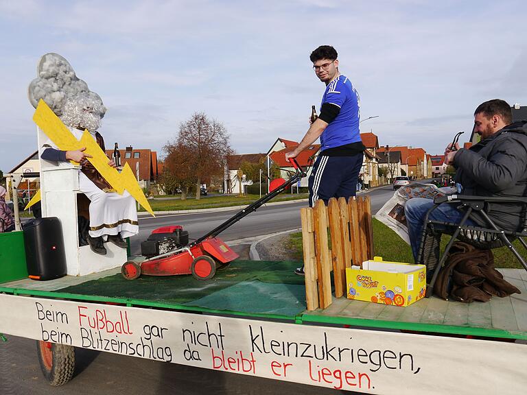 Zahlreiche Motivwagen und Fußgruppen waren Teil des Mönchstockheimer Kirchweihumzugs.