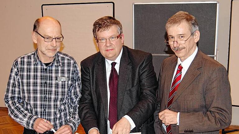 Im Gespräch: Dr. Herbert Walter (rechts) und Horst Herrmann (links) vom Wasserwirtschaftsamt mit MdL Volkmar Halbleib.