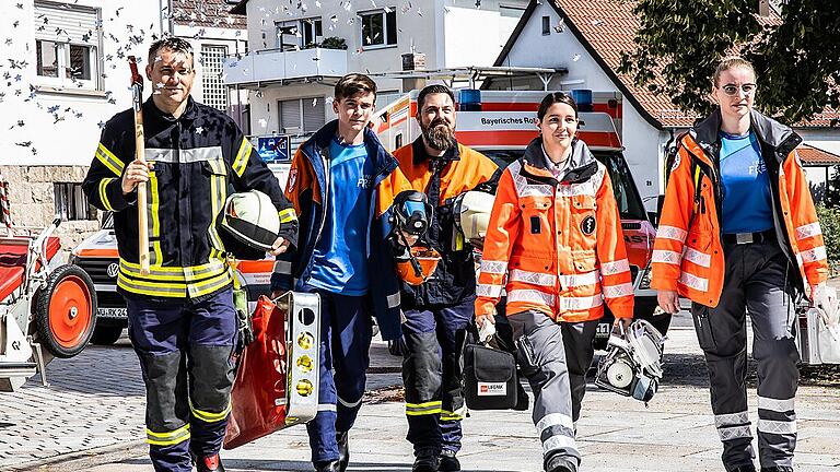 Die Arbeit von ehrenamtlichen Einsatzkräften wie Freiwillige Feuerwehr und Bayerisches Rotes Kreuz ist ein Beispiel für die Einsatzmöglichkeiten: Bei den Dreharbeiten für den Werbefilm des Programms Feel FR.E.E. sind Schüler in blauen T-Shirts der Aktion am Rathaus in Gerbrunn mit dabei.