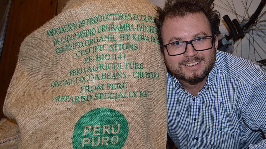 Seit neuestem kann man nun bei Perú Puro auch gerösteten peruanischen Ur-Kaffee erstehen. Unser Bild zeigt Arno Wielgoss mit einem Sack voller Kakao-Bohnen.  Foto: Isolde Krapf       -  Seit neuestem kann man nun bei Perú Puro auch gerösteten peruanischen Ur-Kaffee erstehen. Unser Bild zeigt Arno Wielgoss mit einem Sack voller Kakao-Bohnen.  Foto: Isolde Krapf