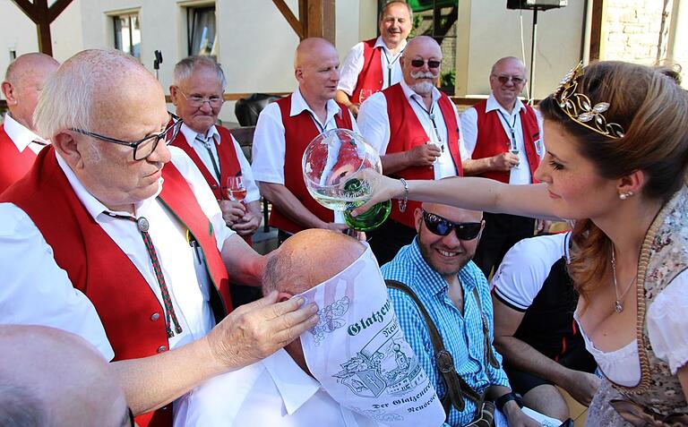 Die Glatzenprämierung beim Weinfest in Neuses am Berg im Juni 2017.