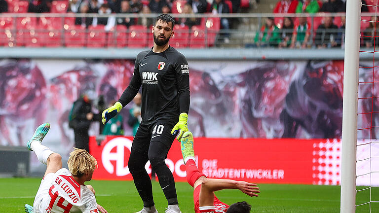 RB Leipzig - FC Augsburg.jpeg - Leipzigs Spieler Kevin Kampl (links) trifft gegen Augsburgs Maximilian Bauer und Torwart Tomas Koubek zum 1:1. RB Leipzig - FC Augsburg.jpeg - Leipzigs Spieler Kevin Kampl (links) trifft gegen Augsburgs Maximilian Bauer und Torwart Tomas Koubek zum 1:1.
