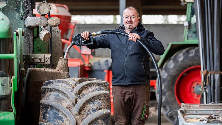 Für ihn könnte das Tanken seiner Traktoren bald teurer werden: Öko-Landwirt Armin Wahler aus Bergrheinfeld (Lkr. Schweinfurt) würden die Kürzungen im Agrarbereich mehrere Tausend-Euro kosten.