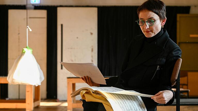 Nina Kupczyk mit dem Klavierauszug der Kammeroper 'Weiße Rose'. Das Stück ist keine Nacherzählung der Aktionen der Widerstandsgruppe 'Weiße Rose', sondern schildert mithilfe der Musik innere Zustände. Nina Kupczyk mit dem Klavierauszug der Kammeroper 'Weiße Rose'. Das Stück ist keine Nacherzählung der Aktionen der Widerstandsgruppe 'Weiße Rose', sondern schildert mithilfe der Musik innere Zustände.