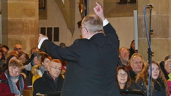 Schulleiter Ernst Oestreicher in seinem Element: Beim Lied „Hört der Engel helle Stimmen“ dirigierte er nicht nur Chor und Orchester, sondern auch die Konzertbesucher in der Stadtpfarrkirche. Schulleiter Ernst Oestreicher in seinem Element: Beim Lied „Hört der Engel helle Stimmen“ dirigierte er nicht nur Chor und Orchester, sondern auch die Konzertbesucher in der Stadtpfarrkirche.
