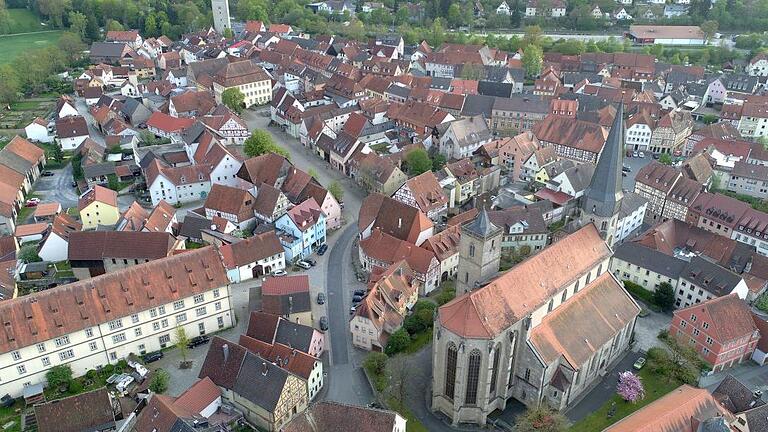 Die Vogelperspektive zeigt die historische Bausubstanz Münnerstadts. Die Stadt feiert in diesem Jahr 1250-jähriges Bestehen mit einem großen Programm mit Konzerten, Märkten, Aufführungen und Festen. Foto: Linda Hummel - Die Vogelperspektive zeigt die historische Bausubstanz Münnerstadts. Die Stadt feiert in diesem Jahr 1250-jähriges Bestehen mit einem großen Programm mit Konzerten, Märkten, Aufführungen und Festen. Foto: Linda Hummel Die Vogelperspektive zeigt die historische Bausubstanz Münnerstadts. Die Stadt feiert in diesem Jahr 1250-jähriges Bestehen mit einem großen Programm mit Konzerten, Märkten, Aufführungen und Festen. Foto: Linda Hummel - Die Vogelperspektive zeigt die historische Bausubstanz Münnerstadts. Die Stadt feiert in diesem Jahr 1250-jähriges Bestehen mit einem großen Programm mit Konzerten, Märkten, Aufführungen und Festen. Foto: Linda Hummel