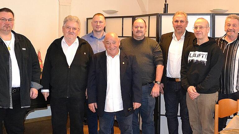 Für die Boxer im Bezirk Unterfranken tragen Verantwortung (von links) Thomas Dietz, Kampfrichter-Obmann Gert-Ulrich Langer, Bezirksjugendwart Maik Dreßler, Bezirkssportwart Hans Bales, Harry Zernetsch, Landessportwart Heiner Pauckner, Uwe Eckstein und Vize-Landessportwart Alfred Hörauf. Hess