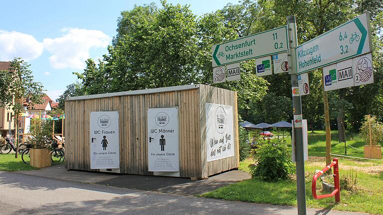 Zwei Fliegen mit einer Klappe: Neben dem neuen Biergarten und nahe der Marktstefter Badebucht 'An der Fähr' gibt es nun Toiletten. Sie liegen direkt am beliebten Mainradweg.