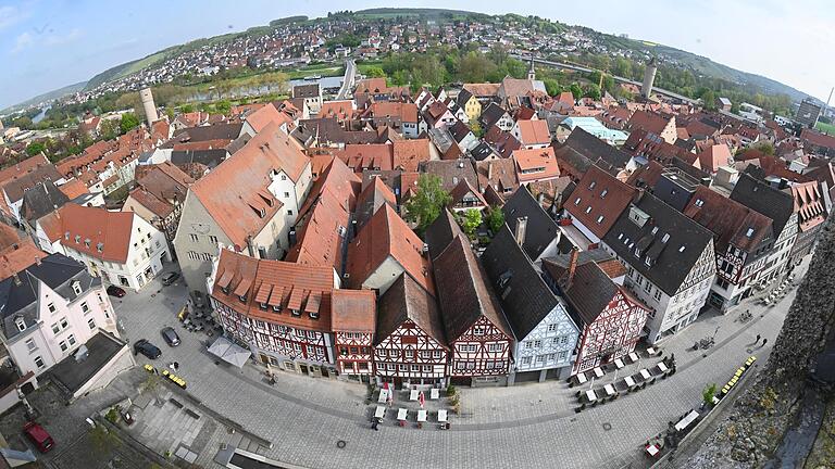 Die Ochsenfurter Altstadt in einer Panoramaaufnahme vom Turm der Stadtpfarrkirche aus. Das geschützte Ensemble mit einer zeitgemäßen Nutzung zu verbinden, ist hier die Herausforderung.&nbsp;